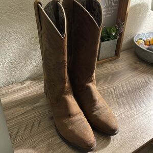Brown Ariat cowboy boots for women!